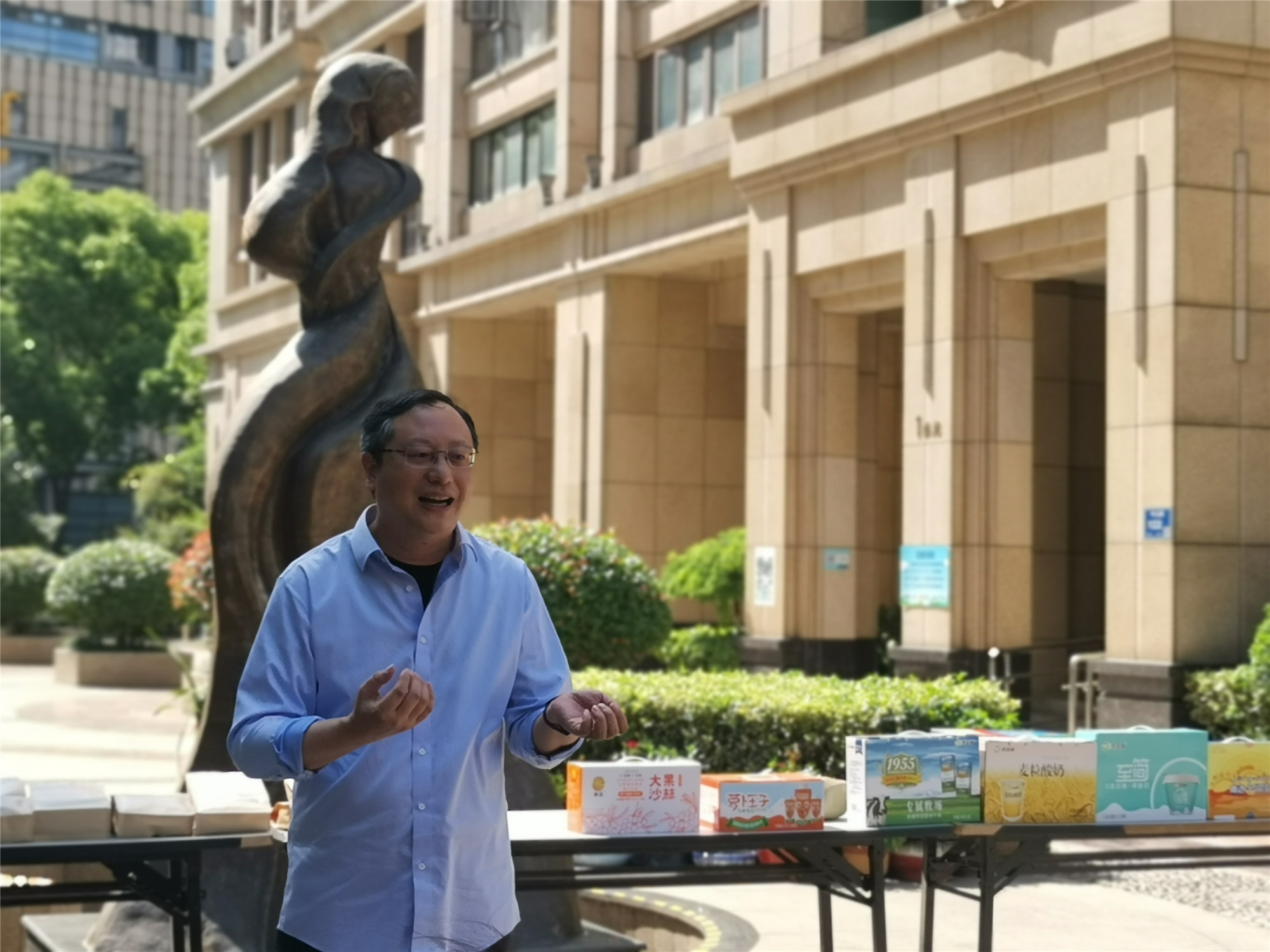 1622011075918974.jpg 5.22蘇豪傳媒黨支部“我為群眾辦實事”社區(qū)志愿服務活動照片-1_副本.jpg