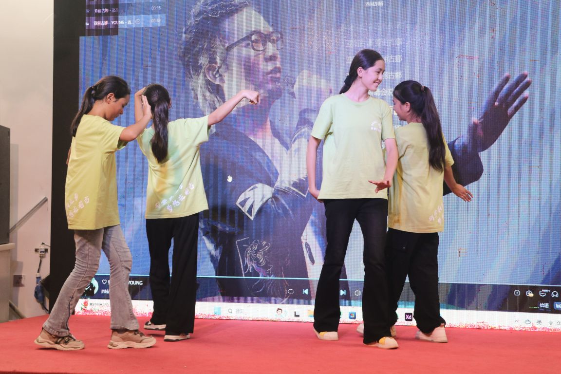 1722074496755434.jpg 結(jié)營(yíng)儀式-學(xué)生自發(fā)表演節(jié)目.jpg